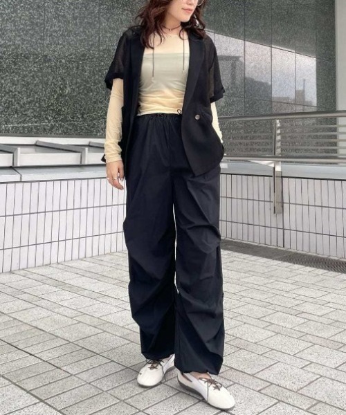 emmi(エミ)の「ギャザーディテールナイロンイージーパンツ【セットアップ対応】(その他パンツ・レディース・ライトグレー/ブラック・0/1)」の7枚目の写真
