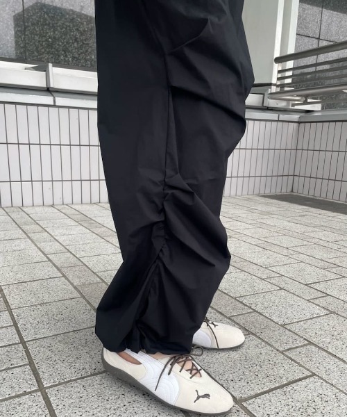 emmi(エミ)の「ギャザーディテールナイロンイージーパンツ【セットアップ対応】(その他パンツ・レディース・ライトグレー/ブラック・0/1)」の6枚目の写真