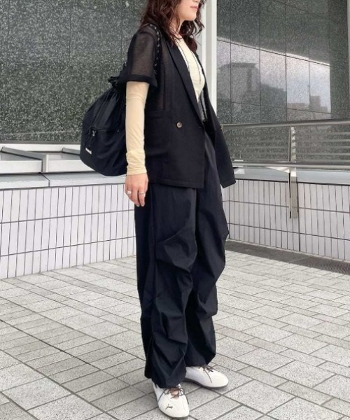 emmi(エミ)の「ギャザーディテールナイロンイージーパンツ【セットアップ対応】(その他パンツ・レディース・ライトグレー/ブラック・0/1)」の3枚目の写真