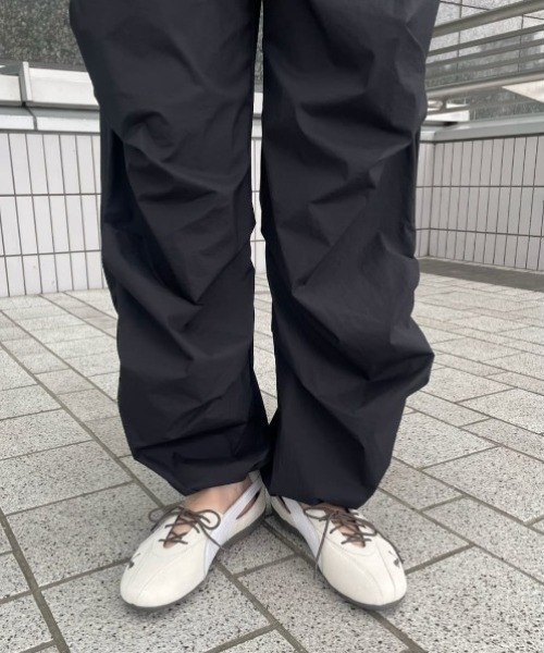 emmi(エミ)の「ギャザーディテールナイロンイージーパンツ【セットアップ対応】(その他パンツ・レディース・ライトグレー/ブラック・0/1)」の5枚目の写真