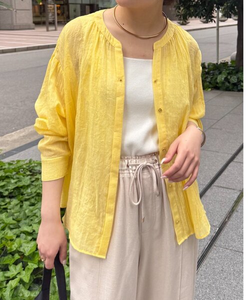 Jena espace merveilleux(ジェナ エスパスメルヴェイユ)の「プチボタンガーゼシャツ(シャツ/ブラウス・レディース・イエロー/オフホワイト/ブラック・FREE)」の19枚目の写真