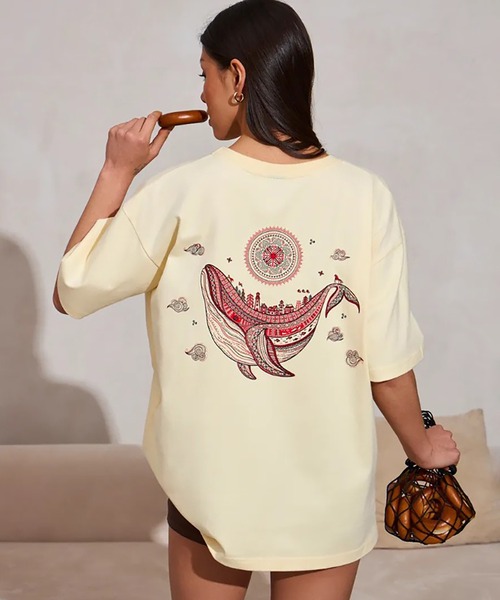 Girly Doll(ガーリードール)の「バックプリントホエールTシャツ(Tシャツ/カットソー・レディース・ライトベージュ・F)」の2枚目の写真