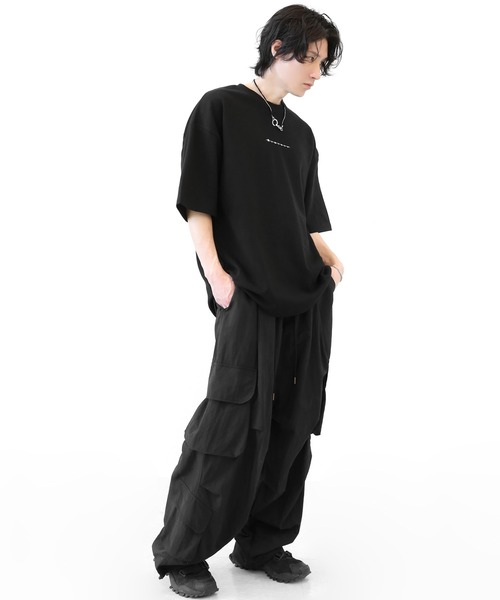 minsobi（ミンソビ）の「ミニマルフロント×バックグラフィック オーバーサイズTシャツ ユニセックス（Tシャツ/カットソー・メンズ・ホワイト/ブラック・FREE）」の3枚目の写真