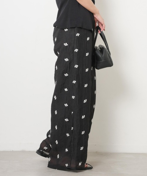 Riberry（リベリー）の「小花柄刺繍イージーワイドパンツ（その他パンツ・レディース・オフホワイト/ブラック・MEDIUM）」の15枚目の写真