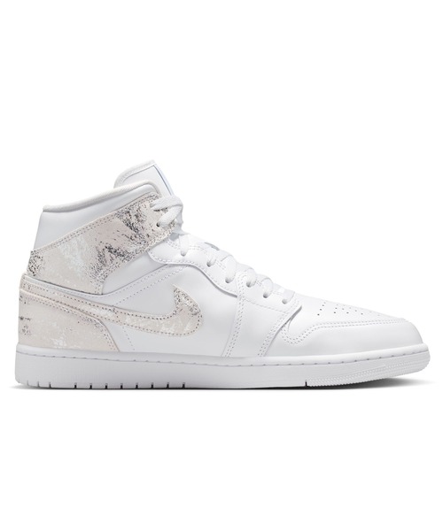NIKE(ナイキ)の「JORDAN BRAND AIR JORADN 1 MID SE IR2271-100(スニーカー・メンズ・シルバー・27.5cm/27cm/26.5cm/28cm/28.5cm)」の2枚目の写真