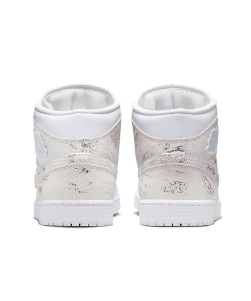 NIKE(ナイキ)の「JORDAN BRAND AIR JORADN 1 MID SE IR2271-100(スニーカー・メンズ・シルバー・27.5cm/27cm/26.5cm/28cm/28.5cm)」の4枚目の写真