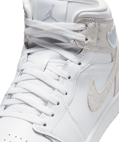 NIKE(ナイキ)の「JORDAN BRAND AIR JORADN 1 MID SE IR2271-100(スニーカー・メンズ・シルバー・27.5cm/27cm/26.5cm/28cm/28.5cm)」の7枚目の写真