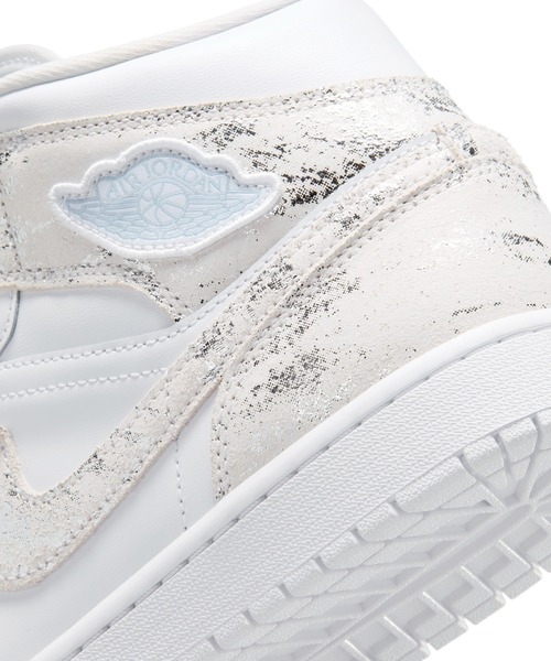 NIKE(ナイキ)の「JORDAN BRAND AIR JORADN 1 MID SE IR2271-100(スニーカー・メンズ・シルバー・27.5cm/27cm/26.5cm/28cm/28.5cm)」の8枚目の写真
