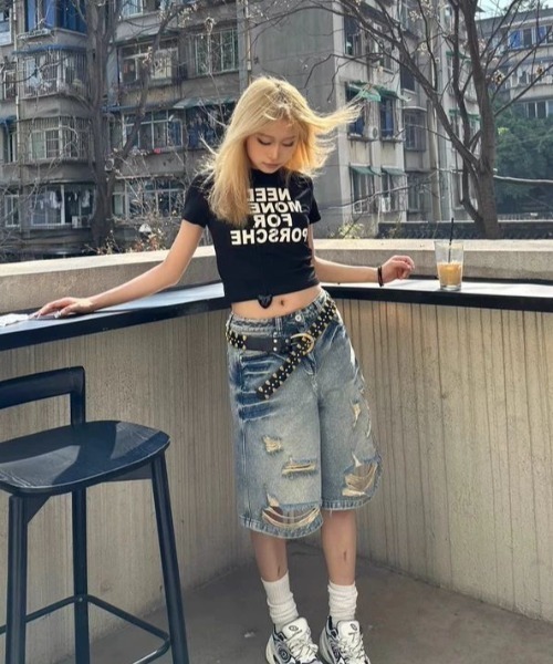 Sibra(シブラ)の「クラッシュダメージ デニムハーフパンツ(デニムパンツ・レディース・ブルー・M)」の3枚目の写真