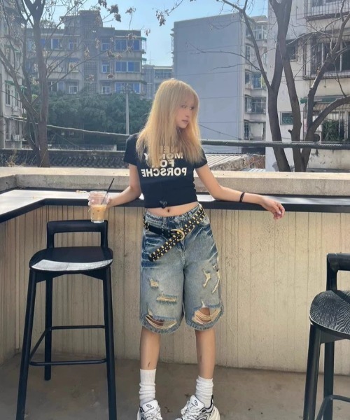Sibra(シブラ)の「クラッシュダメージ デニムハーフパンツ(デニムパンツ・レディース・ブルー・M)」の4枚目の写真