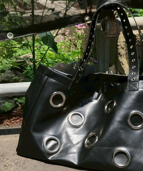 Chikashitsu +(チカシツプラス)の「【Chikashitsu +】Black Eyelet Big Bag / 【チカシツプラス】ブラックアイレットビッグトートバッグ(トートバッグ・メンズ・ブラック・ONE SIZE)」の21枚目の写真