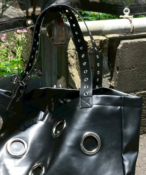 Chikashitsu +(チカシツプラス)の「【Chikashitsu +】Black Eyelet Big Bag / 【チカシツプラス】ブラックアイレットビッグトートバッグ(トートバッグ・メンズ・ブラック・ONE SIZE)」の22枚目の写真