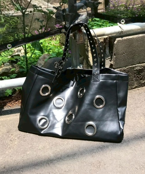 Chikashitsu +(チカシツプラス)の「【Chikashitsu +】Black Eyelet Big Bag / 【チカシツプラス】ブラックアイレットビッグトートバッグ(トートバッグ・メンズ・ブラック・ONE SIZE)」の20枚目の写真