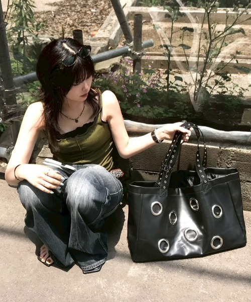 Chikashitsu +(チカシツプラス)の「【Chikashitsu +】Black Eyelet Big Bag / 【チカシツプラス】ブラックアイレットビッグトートバッグ(トートバッグ・メンズ・ブラック・ONE SIZE)」の6枚目の写真