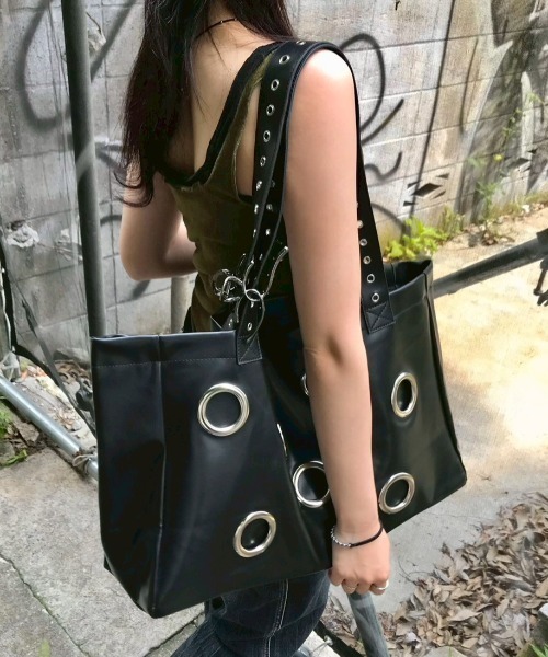 Chikashitsu +(チカシツプラス)の「【Chikashitsu +】Black Eyelet Big Bag / 【チカシツプラス】ブラックアイレットビッグトートバッグ(トートバッグ・メンズ・ブラック・ONE SIZE)」の3枚目の写真
