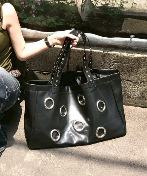Chikashitsu +(チカシツプラス)の「【Chikashitsu +】Black Eyelet Big Bag / 【チカシツプラス】ブラックアイレットビッグトートバッグ(トートバッグ・メンズ・ブラック・ONE SIZE)」の2枚目の写真