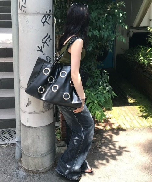 Chikashitsu +(チカシツプラス)の「【Chikashitsu +】Black Eyelet Big Bag / 【チカシツプラス】ブラックアイレットビッグトートバッグ(トートバッグ・メンズ・ブラック・ONE SIZE)」の9枚目の写真