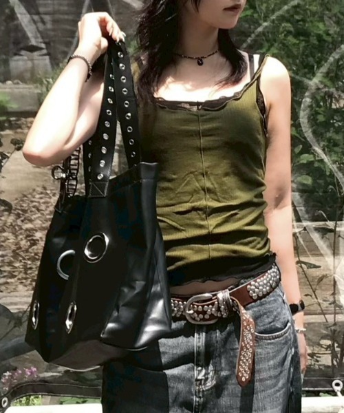 Chikashitsu +(チカシツプラス)の「【Chikashitsu +】Black Eyelet Big Bag / 【チカシツプラス】ブラックアイレットビッグトートバッグ(トートバッグ・メンズ・ブラック・ONE SIZE)」の4枚目の写真