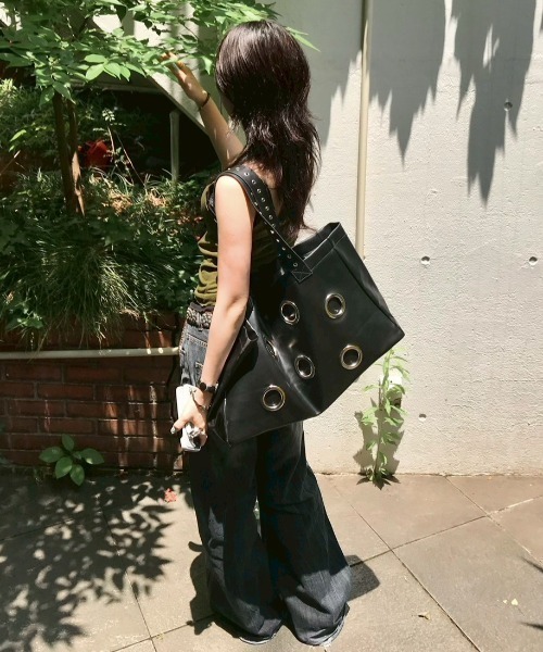 Chikashitsu +(チカシツプラス)の「【Chikashitsu +】Black Eyelet Big Bag / 【チカシツプラス】ブラックアイレットビッグトートバッグ(トートバッグ・メンズ・ブラック・ONE SIZE)」の8枚目の写真