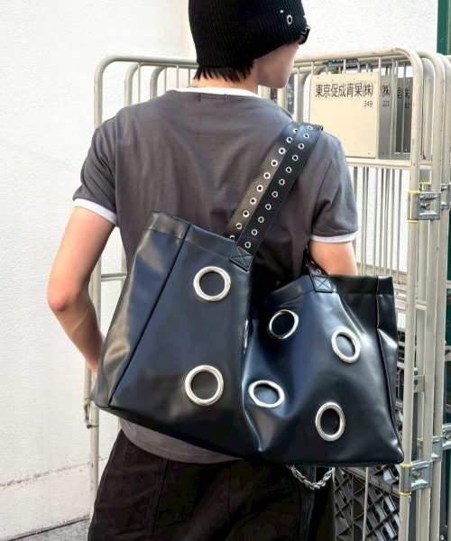 Chikashitsu +(チカシツプラス)の「【Chikashitsu +】Black Eyelet Big Bag / 【チカシツプラス】ブラックアイレットビッグトートバッグ(トートバッグ・メンズ・ブラック・ONE SIZE)」の12枚目の写真