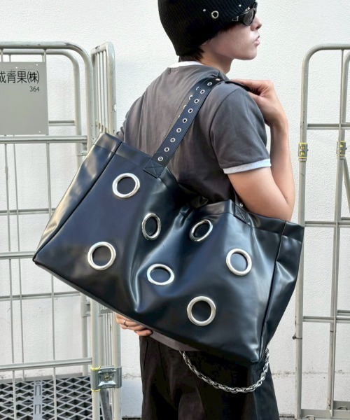 Chikashitsu +(チカシツプラス)の「【Chikashitsu +】Black Eyelet Big Bag / 【チカシツプラス】ブラックアイレットビッグトートバッグ(トートバッグ・メンズ・ブラック・ONE SIZE)」の11枚目の写真
