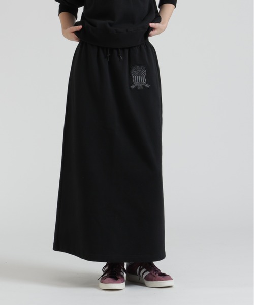 AVIREX(アヴィレックス)の「SIGNATURE VARSITY LOGO SWEAT SKIRT(スカート・レディース・オフホワイト/グレー/ブラック・M/S)」の3枚目の写真