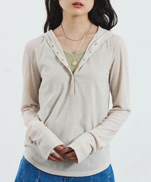 ROSE BUD(ローズバッド)の「HOODED HENLEY RIB TOP(Tシャツ/カットソー・レディース・クリーム/パープル・ONE SIZE)」の1枚目の写真