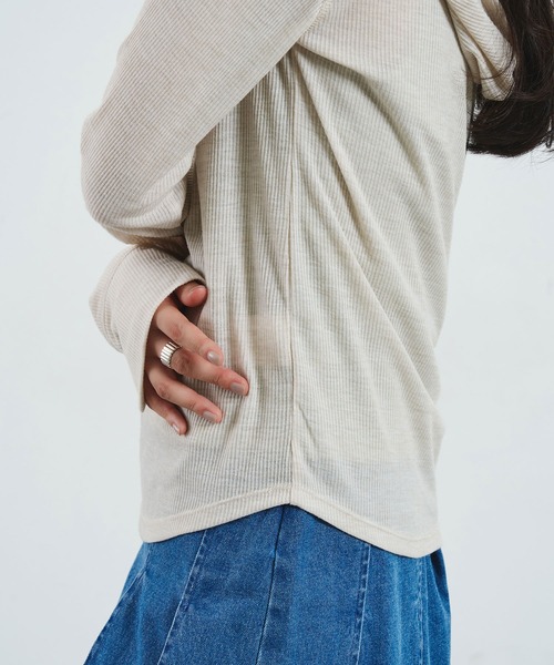 ROSE BUD(ローズバッド)の「HOODED HENLEY RIB TOP(Tシャツ/カットソー・レディース・クリーム/パープル・ONE SIZE)」の3枚目の写真