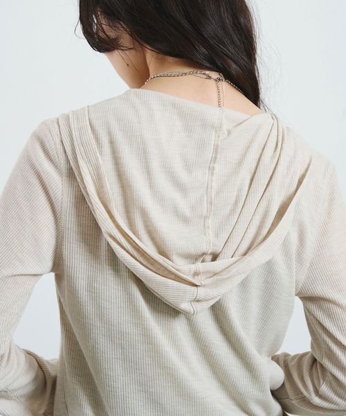 ROSE BUD(ローズバッド)の「HOODED HENLEY RIB TOP(Tシャツ/カットソー・レディース・クリーム/パープル・ONE SIZE)」の4枚目の写真