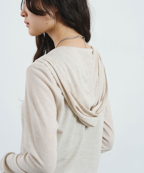ROSE BUD(ローズバッド)の「HOODED HENLEY RIB TOP(Tシャツ/カットソー・レディース・クリーム/パープル・ONE SIZE)」の5枚目の写真