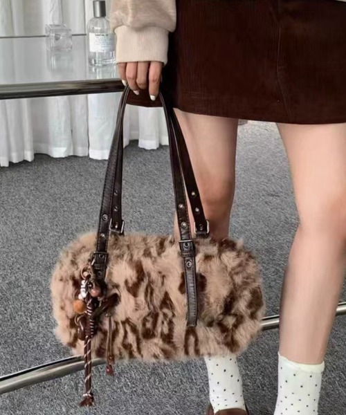 SHERU(シェル)の「フェイクファー ベルトハンドル ミニボストンバッグ レオパード(ショルダーバッグ・レディース・ブラウン系その他/ブラウン・M)」の2枚目の写真
