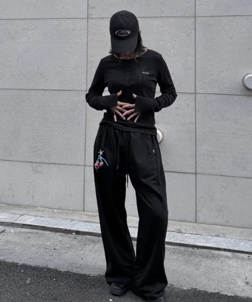 UNKNOWN PLANET(アンノウンプラネット)の「ヴィンテージストライプ ヘンリーネック スリム ロングスリーブ Tシャツ ブラック(Tシャツ/カットソー・レディース・その他・MEDIUM/SMALL)」の2枚目の写真
