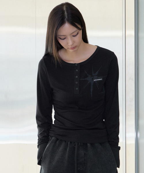 UNKNOWN PLANET(アンノウンプラネット)の「ヴィンテージストライプ ヘンリーネック スリム ロングスリーブ Tシャツ ブラック(Tシャツ/カットソー・レディース・その他・MEDIUM/SMALL)」の4枚目の写真