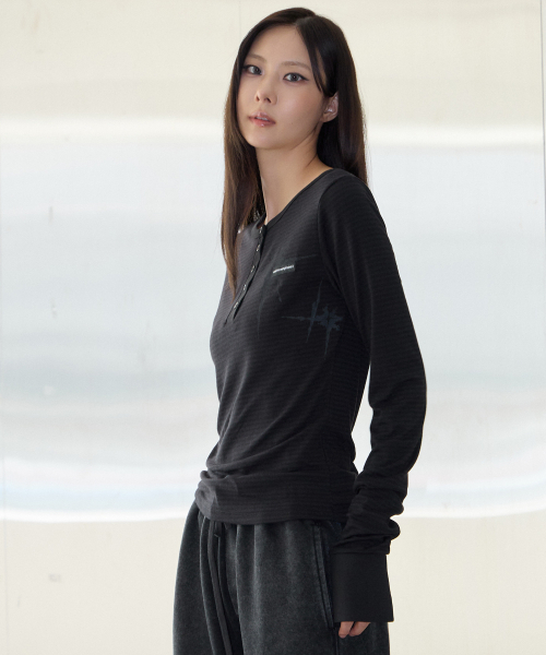 UNKNOWN PLANET(アンノウンプラネット)の「ヴィンテージストライプ ヘンリーネック スリム ロングスリーブ Tシャツ ブラック(Tシャツ/カットソー・レディース・その他・MEDIUM/SMALL)」の6枚目の写真