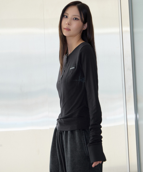 UNKNOWN PLANET(アンノウンプラネット)の「ヴィンテージストライプ ヘンリーネック スリム ロングスリーブ Tシャツ ブラック(Tシャツ/カットソー・レディース・その他・MEDIUM/SMALL)」の7枚目の写真