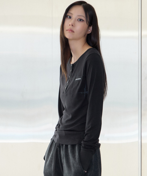 UNKNOWN PLANET(アンノウンプラネット)の「ヴィンテージストライプ ヘンリーネック スリム ロングスリーブ Tシャツ ブラック(Tシャツ/カットソー・レディース・その他・MEDIUM/SMALL)」の8枚目の写真