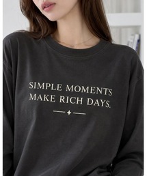 シンプルな言葉を、大人っぽいタイポグラフィで?【SIMPLE MOMENTS メッセージ プリント リブ付き ロングスリーブTシャツ】