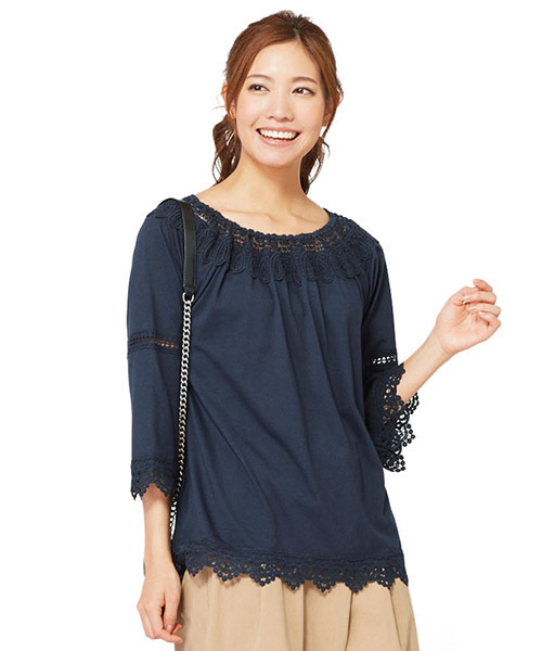 Live in comfort(リブインコンフォート)の「リブ イン コンフォート 贅沢レース遣いの ブラウスライクカットソートップス(Tシャツ/カットソー・レディース・カーキ/ネイビー/ホワイト・LARGE/SMALL/X-LARGE/XX-LARGE/MEDIUM)」の3枚目の写真