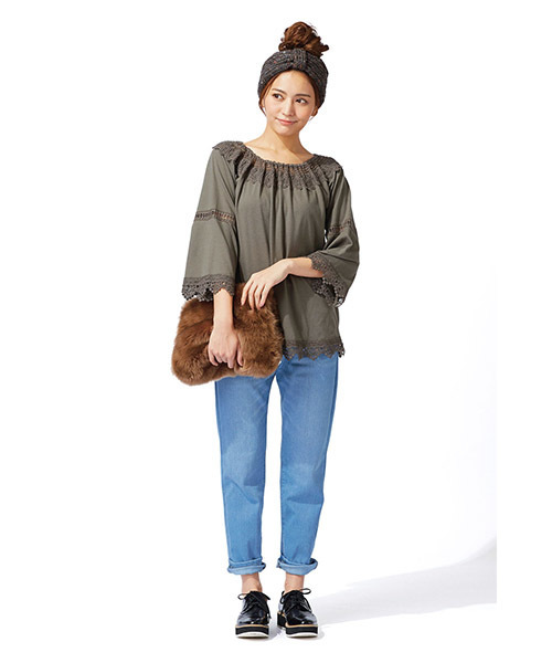 Live in comfort(リブインコンフォート)の「リブ イン コンフォート 贅沢レース遣いの ブラウスライクカットソートップス(Tシャツ/カットソー・レディース・カーキ/ネイビー/ホワイト・LARGE/SMALL/X-LARGE/XX-LARGE/MEDIUM)」の4枚目の写真