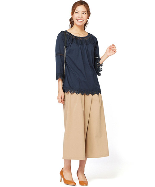 Live in comfort(リブインコンフォート)の「リブ イン コンフォート 贅沢レース遣いの ブラウスライクカットソートップス(Tシャツ/カットソー・レディース・カーキ/ネイビー/ホワイト・LARGE/SMALL/X-LARGE/XX-LARGE/MEDIUM)」の5枚目の写真