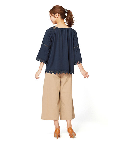 Live in comfort(リブインコンフォート)の「リブ イン コンフォート 贅沢レース遣いの ブラウスライクカットソートップス(Tシャツ/カットソー・レディース・カーキ/ネイビー/ホワイト・LARGE/SMALL/X-LARGE/XX-LARGE/MEDIUM)」の7枚目の写真