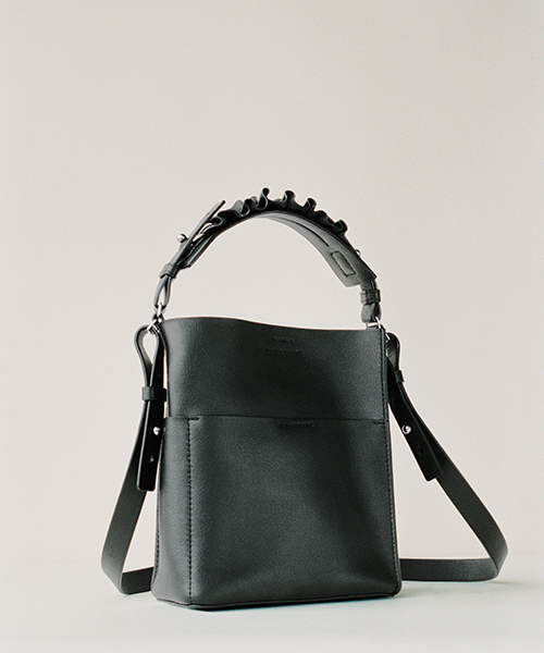 ALLSAINTS(オールセインツ)の「【本日セール終了】MAYA MINI N/S(ショルダーバッグ・レディース・ブラック/キャメル/ブルー・ONE SIZE)」の2枚目の写真