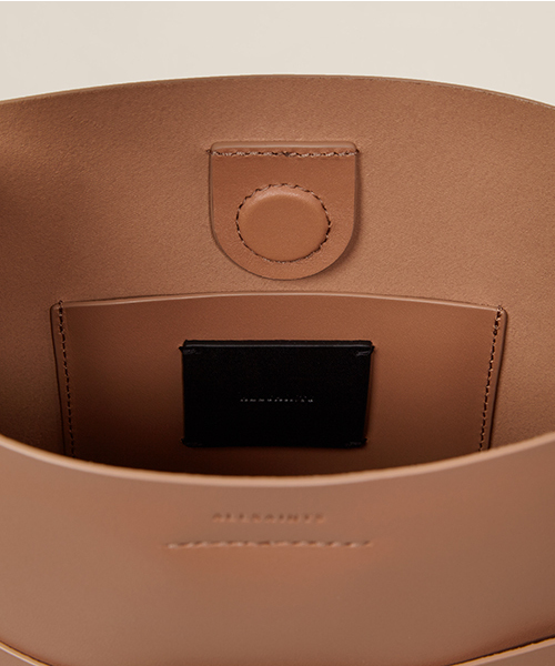 ALLSAINTS(オールセインツ)の「【本日セール終了】MAYA MINI N/S(ショルダーバッグ・レディース・ブラック/キャメル/ブルー・ONE SIZE)」の18枚目の写真