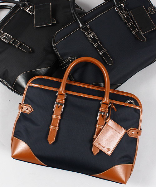 MEN'S BIGI（メンズビギ）の「数量限定再入荷決定！【APIANA(アピアナ)】別注 ビジネスバッグ/撥水加工  （ビジネスバッグ・メンズ・ネイビー/ブルー系その他/ブラック・FREE）」の2枚目の写真