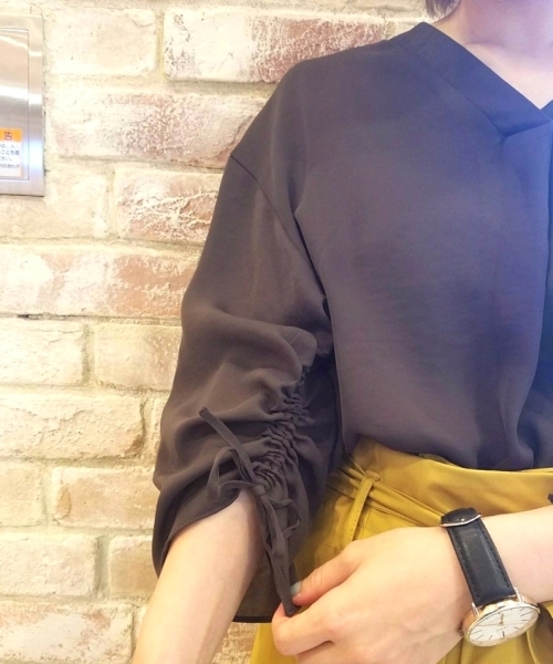 le.coeur blanc（ルクールブラン）の「Vネックドロストスリーブブラウス（シャツ/ブラウス・レディース・ダークブラウン/ピンクベージュ/アイボリー・FREE）」の3枚目の写真