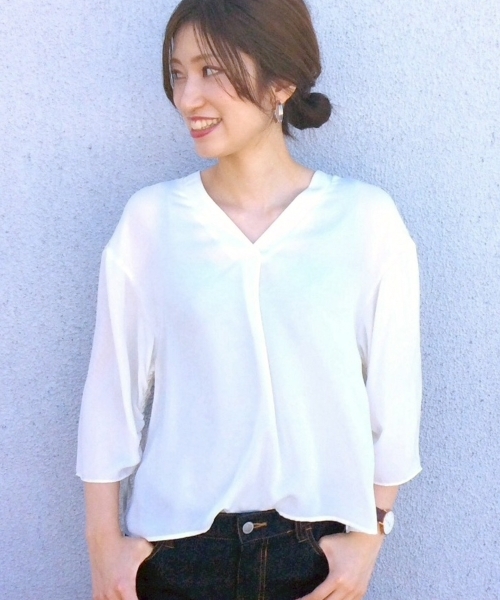 le.coeur blanc（ルクールブラン）の「Vネックドロストスリーブブラウス（シャツ/ブラウス・レディース・ダークブラウン/ピンクベージュ/アイボリー・FREE）」の2枚目の写真