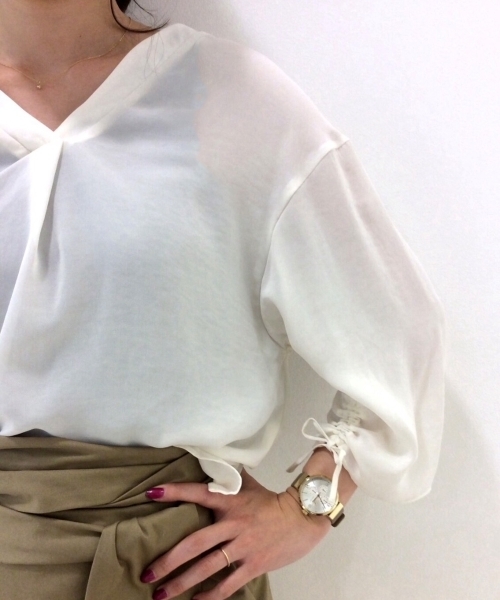le.coeur blanc（ルクールブラン）の「Vネックドロストスリーブブラウス（シャツ/ブラウス・レディース・ダークブラウン/ピンクベージュ/アイボリー・FREE）」の5枚目の写真
