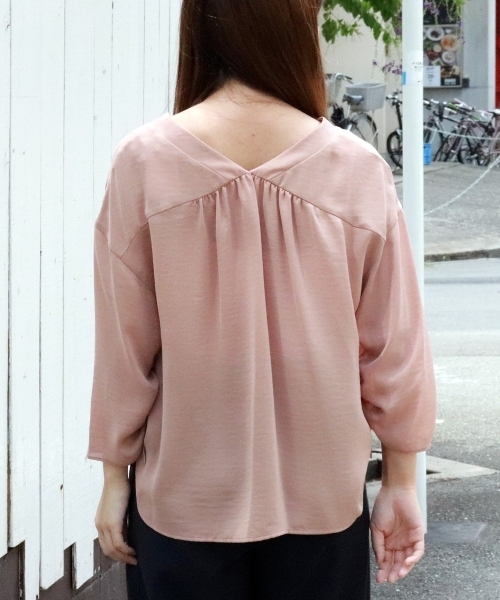 le.coeur blanc（ルクールブラン）の「Vネックドロストスリーブブラウス（シャツ/ブラウス・レディース・ダークブラウン/ピンクベージュ/アイボリー・FREE）」の7枚目の写真