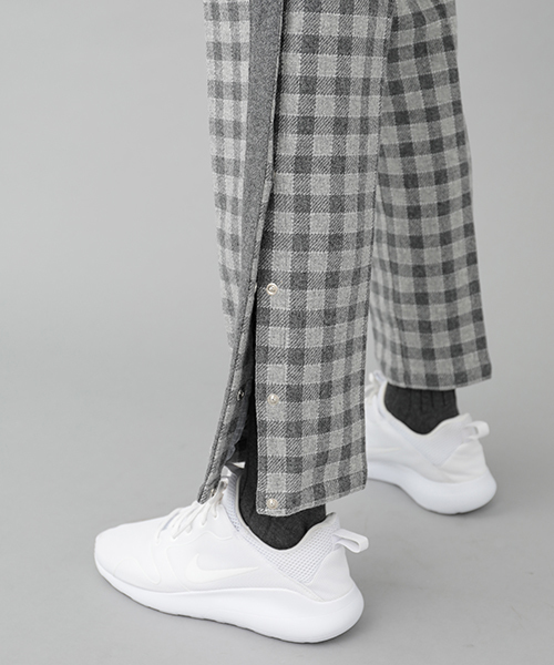 koe×THOM BROWNE（コエトムブラウン）の「[KOE×THOM BROWNE]MENS RIPAWAY TROUSERS（その他パンツ・メンズ・グレー・SMALL/MEDIUM/LARGE）」の5枚目の写真