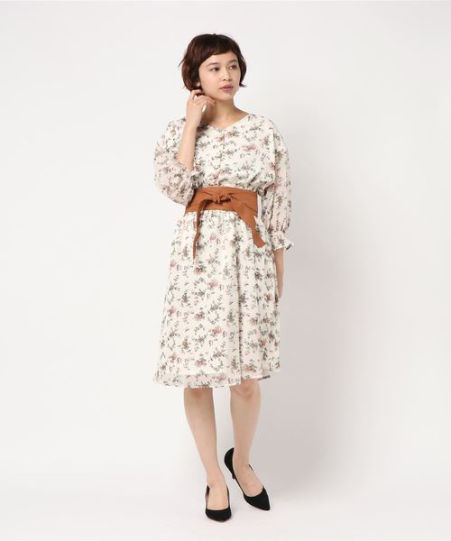 GeeRA(ジーラ)の「サッシュベルト付プリントワンピース(ワンピース・レディース・オフホワイト/ネイビー・MEDIUM/X-LARGE/LARGE)」の3枚目の写真